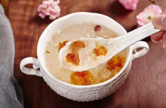 每天吃燕窝对女人有什么效果？燕窝真的可以起到美容养颜的功效吗？