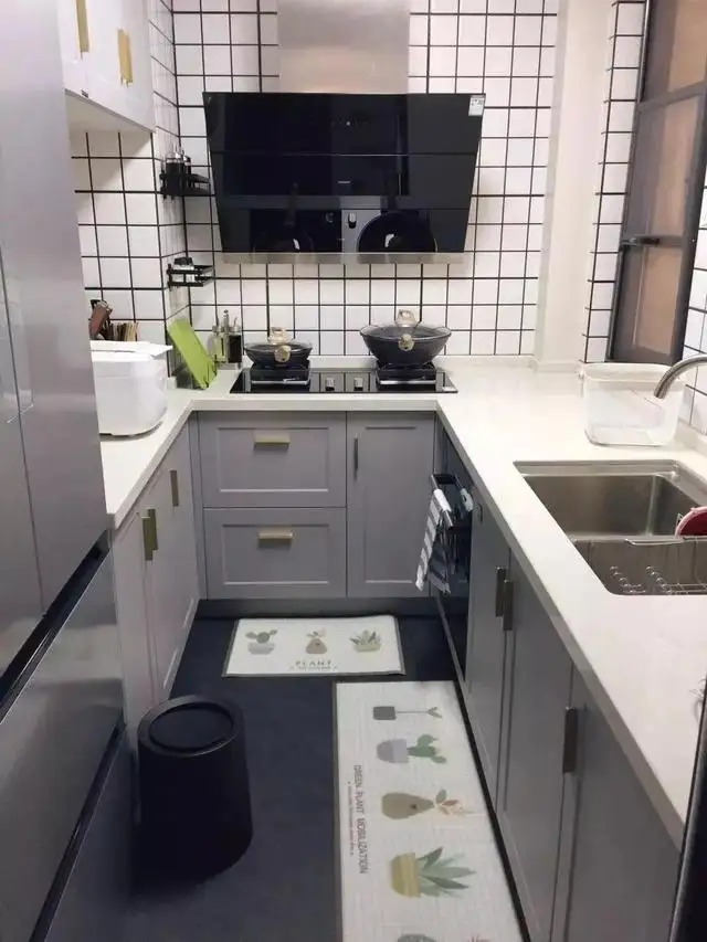 厨房空间小怎么装修好？橱柜一平方米大概多少钱一米？