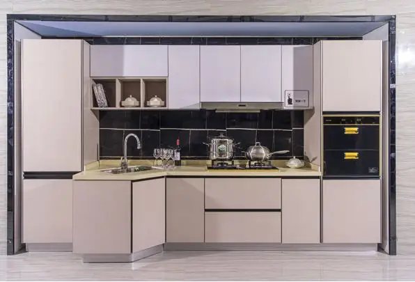 定制衣柜六百一平方贵吗？做橱柜一般多少钱一个平方？